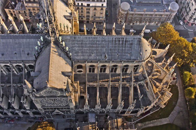 Notre Dame seen from the south, with the portal of Saint Etienne (left) and the chevet (right). Top left, at the crossing of transept, the base of the arrow (rising to 96 meters) is adorned with twelve statues of the apostles, made in copper. In the background, the rue du Cloitre Notre Dame. Altitude 90 meters.