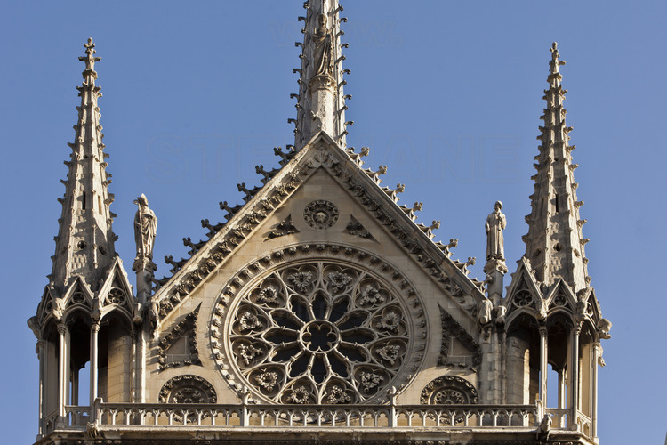 The south facade, only visible from the quays of the left bank of the Seine. Here, detail of the top of the transept, the last major block to have been built, and a masterpiece of Gothic. Altitude 40 meters.