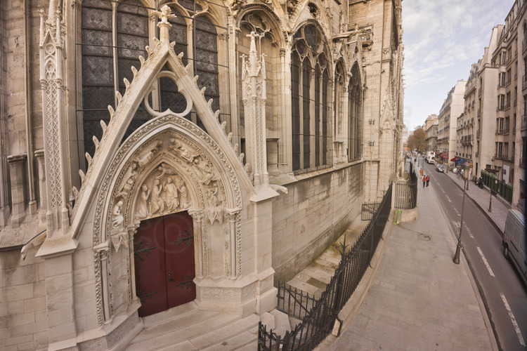 North side of the cathedral, rue du Cloitre Notre Dame. The Red portal, built by Pierre de Montreuil in 1270. This gate was reserved for canons of the chapter to circulate between the cathedral and the cloister, which was on the other side of the street but now disappeared. Altitude 8 meters.