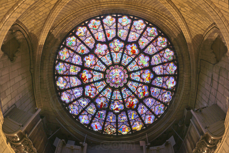 The windows of the western Rose have twelve petals, a figure symbol of the Incarnation. In the central oculus, a Virgin and Child, mirroring the statue of the Virgin of the west facade.
