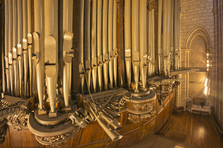 The Grand Organ, located under the western Rose, dates from the eighteenth century. With 109 games and 5 keyboards, this instrument is one of the world's most famous and largest international musicians flock here to play. Mainstay of musical and liturgical life of the cathedral, it has ceased to be renovated over the centuries. For the 850th anniversary, the transmission system has been renovated and its 7374 (!) pipes dusted.
