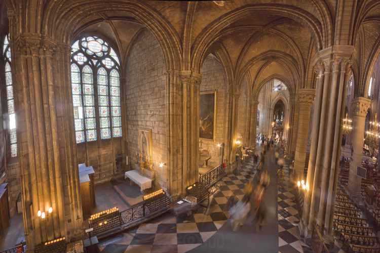 In the north aisle of the cathedral, a series of side chapels. In the foreground on the right, the fourth chapel, which contains a monument to Cardinal Amette created in 1923 by Hippolyte Lefebvre.
