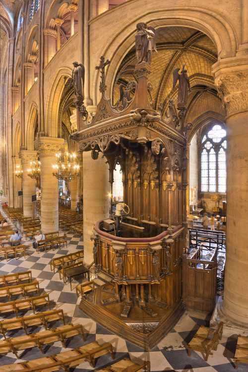 Au sud de la nef, à hauteur de la quatrième arcade, la chaire de Notre Dame, en bois sculpté.*** Local caption ***South of the nave, up to the fourth arch, the pulpit of Notre Dame, carved in wood.