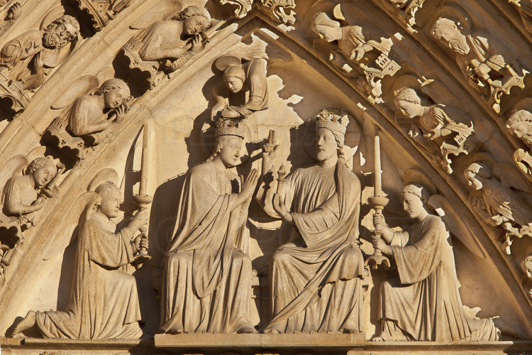 At the height of the portals of the west facade. North of the west facade, detail of the central portal of the Virgin up of the tympanum. It represents the coronation of Mary : Christ sets a scepter to his mother, who is crowned by an angel. Altitude 11 meters.