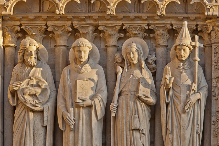 At the height of the portals of the west facade. North of the west facade, right side spalying of the portal of the Virgin. It is decorated with statues of the workshop of Viollet le Duc, among which were recognized (left to right) John the Baptist, St. Stephen, St. Genevieve and St. Peter. Altitude 7 meters.