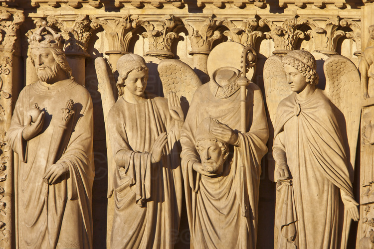 At the height of the portals of the west facade. North of the west facade, left side spalying of the portal of the Virgin. It is decorated with statues of the workshop of Viollet le Duc, among which were recognized (left to right) a king and Saint Denis flanked by two angels. Altitude 7 meters.