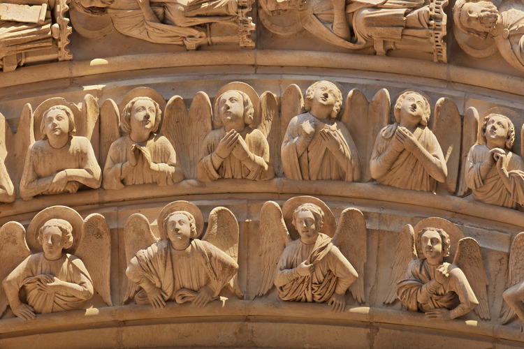 At the height of the gates of the west facade. At the center of façade, located in the two arches above the Christ the Redeemer in the upper part of the central portal of the Last Judgment, the angels are at the forefront. Their attitudes, all different, express the range of human emotions. Patriarchs, doctors of the Church and prophets marched along the upper rows. Altitude 10 meters.