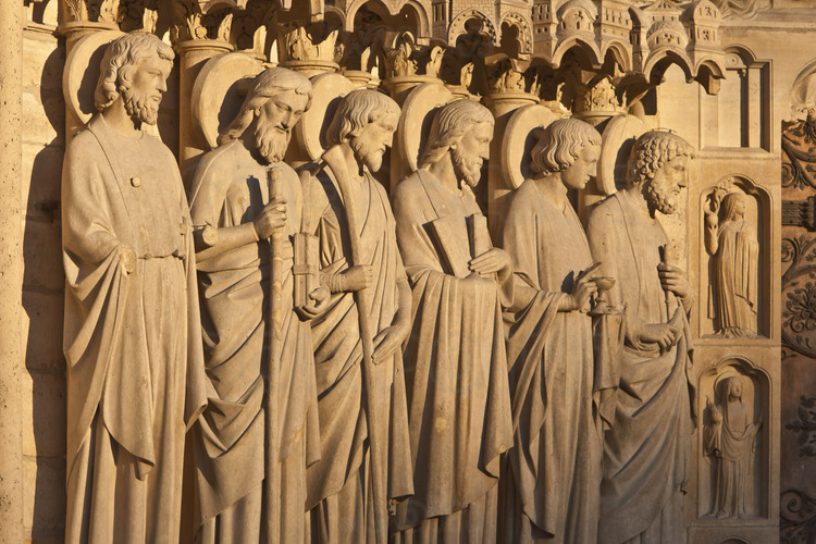 At the height of the portals of the west facade. At the center of the facade, details of left splay of portal of the Last Judgement. With, from left to right, the apostles St. Barthélemy, Saint Jacques the Major, St. Simon, St. Andrew, St. John and St. Peter. Altitude 7 meters.
