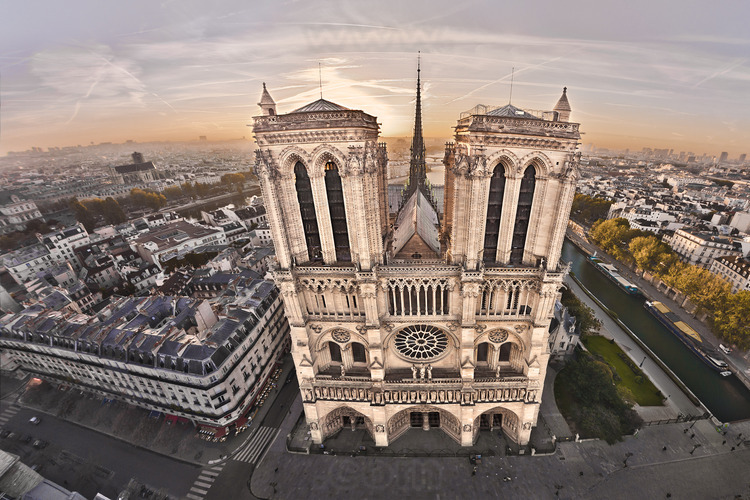 The west facade of Notre Dame at sunrise. On the court, the zero kilometer point, which marks the intersection of the roads of France. In the center, the arrow (rebuilt in the nineteenth century on the foundations of the old, shot in the Revolution) is 96 meters and towers 69 meters. Narrow and very high bays (over 16 meters) give them lightness. The façade is 43.5 meters wide. At the forefront of g. to d., Arcola street, the square of Notre Dame, the South arm of the Seine and Quai de Montebello. In the background l. to r., the church of Saint Gervais and the Latin Quarter. Altitude 60 meters.