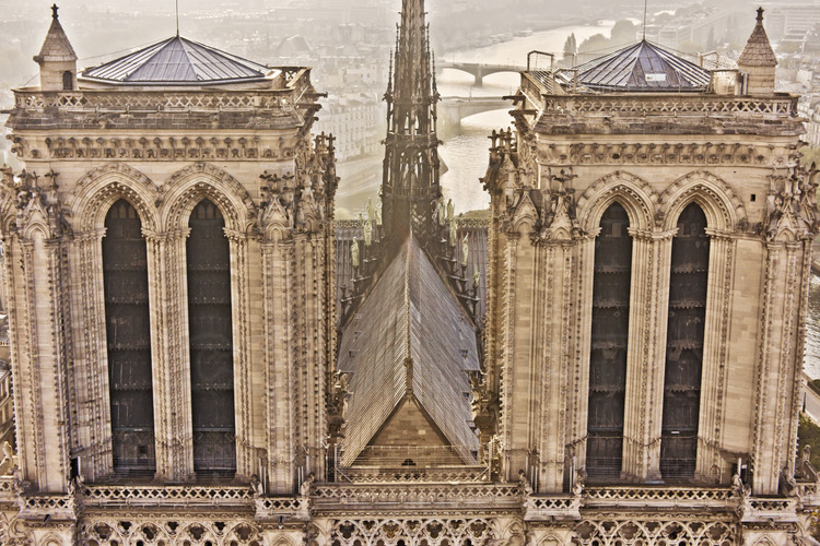 Viewed from the west, north and south towers (the only one that can be visited) and the roof of the nave. At the crossing of transept, the base of the arrow (rising to 96 meters) is adorned with twelve statues of the apostles, made in copper. In the background, the Seine.