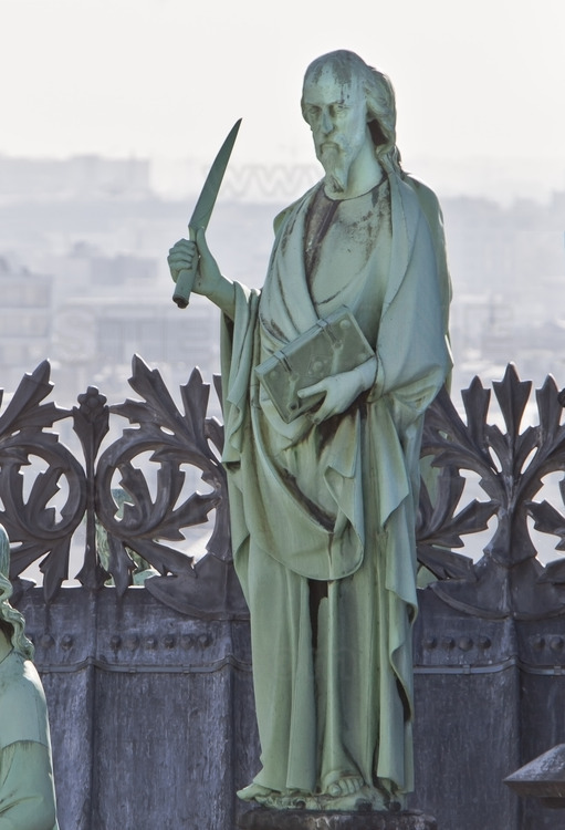 At the crossing, the base of the arrow (rising to 96 meters), recreated by Viollet le Duc in the nineteenth century and adorned with twelve statues of the apostles, made in copper. Altitude 40 meters.