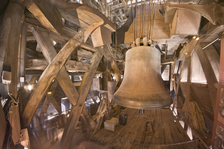 Inside the south tower, the big bell named Emmanuel. Fade in 1762 by the parisian Florentin Le Gay, it became famous worldwide because of the writings of Victor Hugo and his character Quasimodo. With a diameter of 2.62 meters and a weight of 12.8 tonnes, it gives the note F Sharp. By itself, its clapper has a weight of 500 kg.