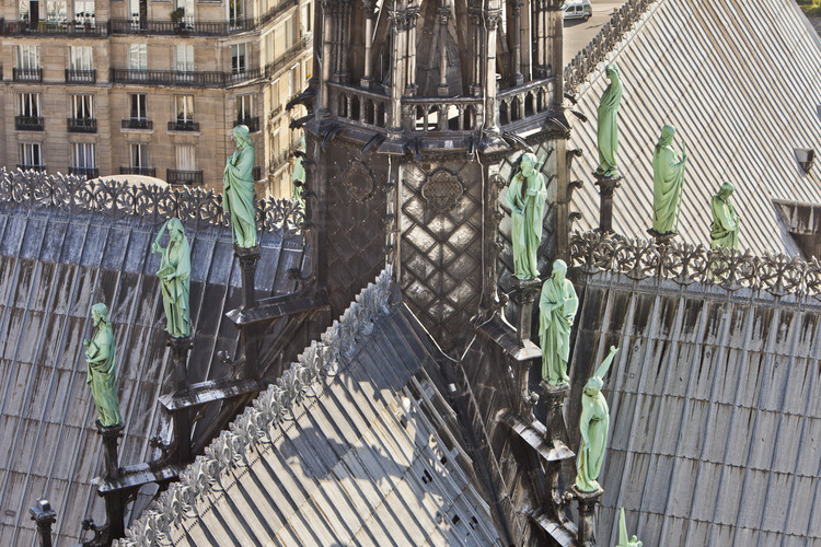 At the crossing, the base of the arrow (rising to 96 meters), recreated by Viollet le Duc in the nineteenth century and adorned with twelve statues of the apostles, made in copper. Altitude 60 meters.