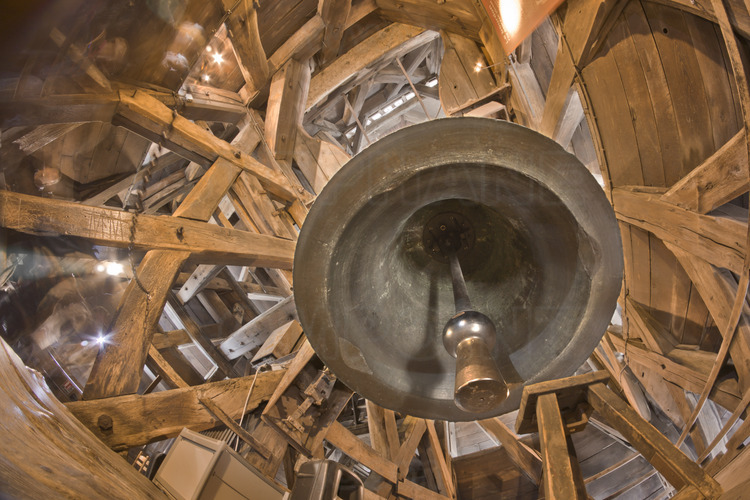 A l'intérieur de la tour Sud, le bourdon Emmanuel, fondu en 1762 par le parisien Florentin Le Gay et devenu célèbre dans le monde entier sous la plume de Victor Hugo et de son personnage Quasimodo. D'un diamètre de 2,62 mètres et d'un poids de 12,8 tonnes, il donne la note Fa Dièse. A lui seul, son battant pèse 500 kg.*** Local caption ***Inside the south tower, the big bell named Emmanuel. Fade in 1762 by the parisian Florentin Le Gay, it became famous worldwide because of the writings of Victor Hugo and his character Quasimodo. With a diameter of 2.62 meters and a weight of 12.8 tonnes, it gives the note F Sharp. By itself, its clapper has a weight of 500 kg.