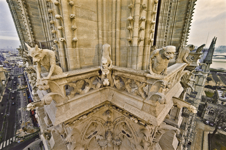 At the height of the great gallery of chimeras and gargoyles, which connects the base of the towers. Gargoyles (bottom) have been restored in nineteenth century from model of the Middle Ages. In contrast, chimeras (above) came out of the imagination of the architect Viollet le Duc. Built 150 years ago, this scary bestiary, barely visible from the ground, is now part of the image of Notre Dmae. Here, the southwest corner of the south tower, at an altitude of 43 meters.