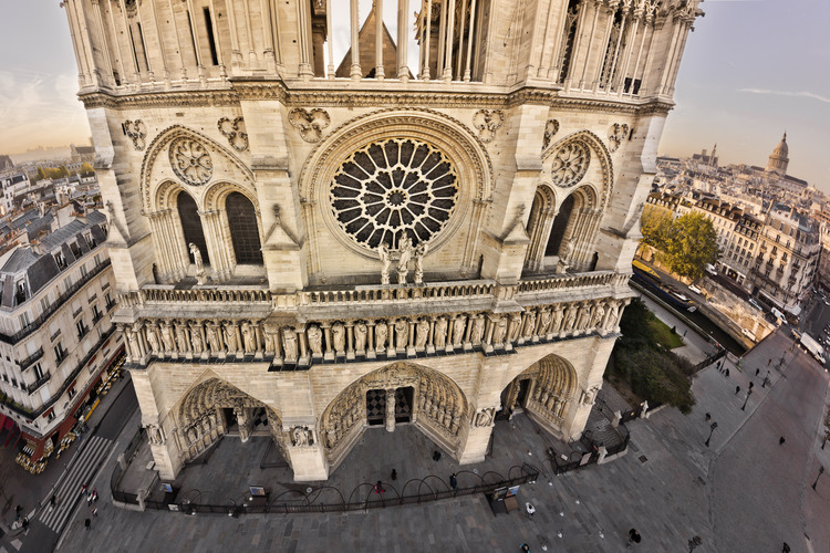 At the height of the great gallery of chimeras and gargoyles, which connects the base of the towers. On the balustrade surmounting the gallery, Viollet le Duc laid chimeras, barely visible from the ground. The Gothic Revolution lightened the facades (which no longer support the building) and led to the creation of roses, a flower that fascinates the Middle Ages. This one has twelve petals, a symbol of the Incarnation figure, which illustrates the theme window, visible from the nave (photos 91 and 93). At the forefront l. to r., Notre Dame Cloister street, Notre Dame square, the south arm of the Seine and the Pont au Double. In the right background, the Quai Montebello, École Polytechnique and the Pantheon. Altitude 40 meters.