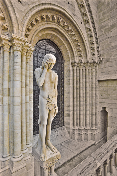 North of the west front (under the gate of the Virgin), a statue of Adam. With Eve (south), the set evokes the Redemption after the Fall (rebuilding by Viollet le Duc, nineteenth century). Altitude 27 meters.