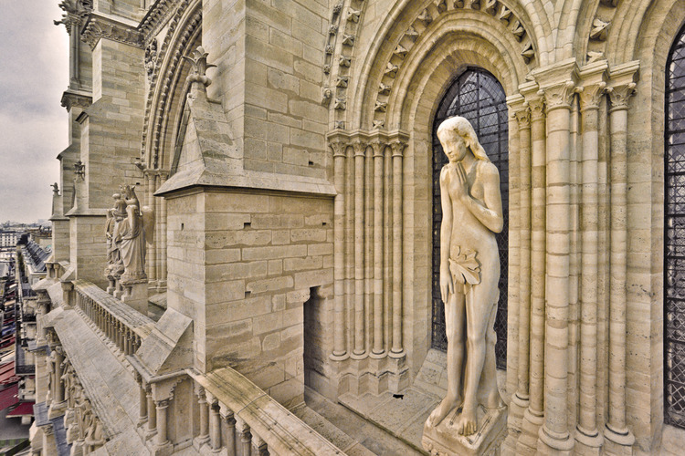 South of the west front (under the gate of Saint Anne), a statue of Eve. With Adam (north), the set evokes the Redemption after the Fall (rebuilding by Viollet-le-Duc, nineteenth century). Altitude 27 meters.