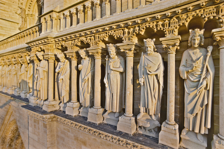 At the height of the gallery of kings, above the three portals of the west facade. The 28 statues are the kings of Judah and Israel, the ancestors of Christ. In 1870, a revolt of the Commune de Paris, taking them to the kings of France, beheaded on the forecourt. But Viollet le Duc remade ​​the statues a few years later, not without taking some liberties with the original (see photos 39 and 40). Altitude 19 meters.