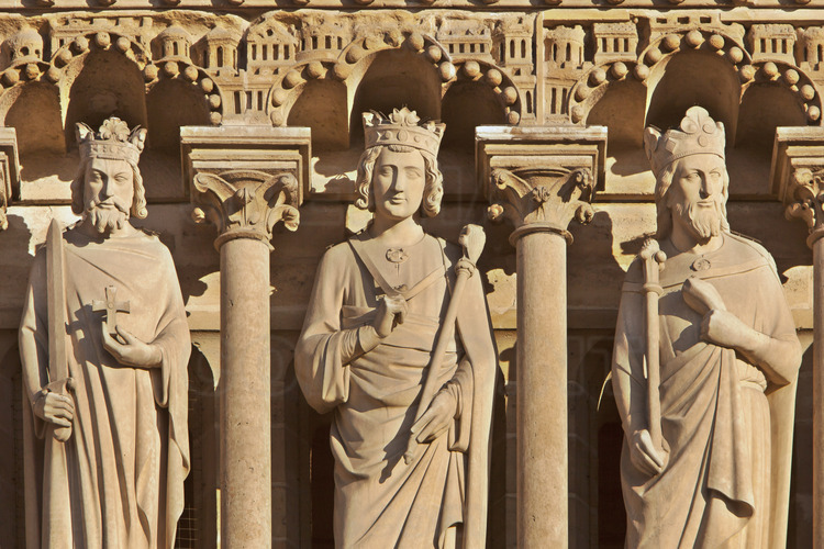 At the height of the gallery of kings, above the three portals of the west facade. The 28 statues are the kings of Judah and Israel, the ancestors of Christ. In 1870, the revolt of the Commune de Paris, taking them to the kings of France, beheaded on the forecourt. But Viollet le Duc remade ​​the statues a few years later, not without taking some liberties with the original (see photos 39 and 40). Altitude 19 meters.