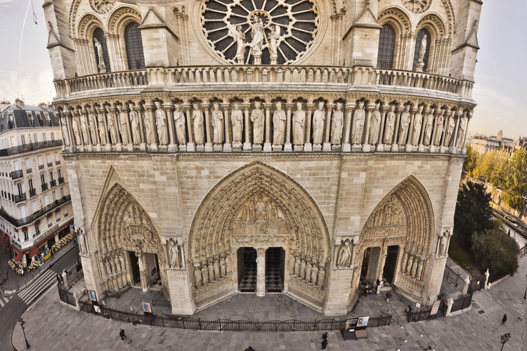 At the height of the gallery of kings, above the three portals of the west facade. The 28 statues are the kings of Judah and Israel, the ancestors of Christ. In 1870, the revolt of the Commune de Paris, taking them to the kings of France, beheaded it on the forecourt. But Viollet le Duc remade  the statues a few years later, not without taking some liberties with the original (see photos 39 and 40). Visitors enter through the Portal of Saint Anne (a d.) and exit through the portal of the Virgin (left). At the center, the Portal of the Last Judgement, only open for great occasions. Altitude 19 meters.