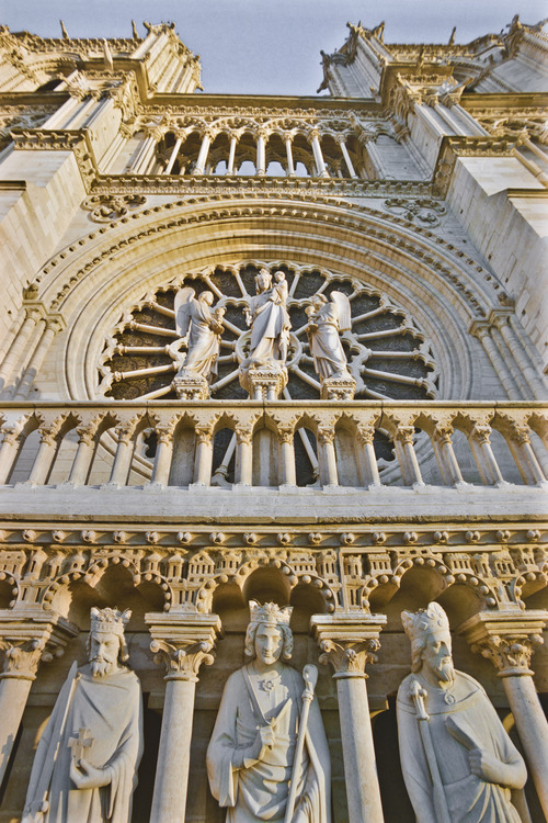 At the height of the gallery of kings, above the three portals of the west facade. The 28 statues are the kings of Judah and Israel, the ancestors of Christ. In 1870, the Paris Commune, taking them to the kings of France, beheaded on the forecourt.  But Viollet le Duc remade the statues a few years later. Above, ahead the great Rose, the statue of the Virgin and Child with two angels. Altitude 19 meters.