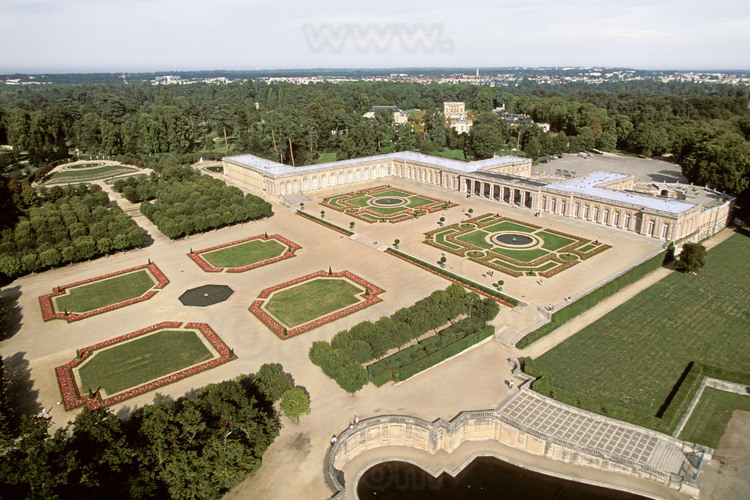 Dans la partie nord des jardins de Versailles, les jardins et la façade ouest du Grand Trianon.