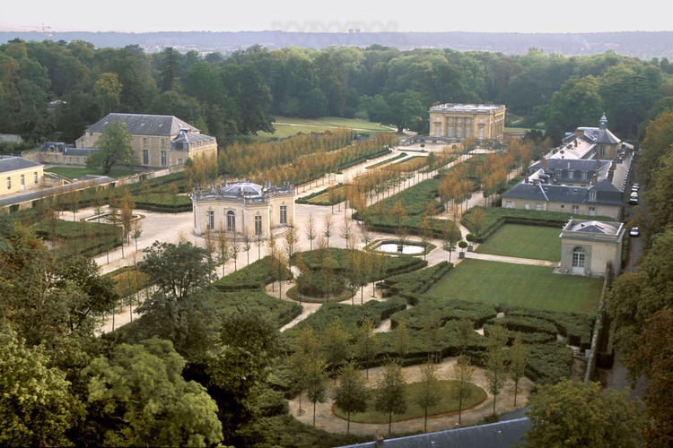 Dans la partie nord des jardins de Versailles, vue d’ensemble du Petit Trianon, de ses jardins et dépendances. Fruit d’une passion de Louis XV pour la botanique et l’agronomie, on fit construire une ménagerie, un jardin et une école de botanique.