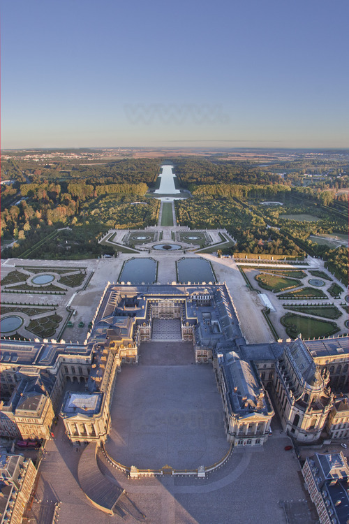 Vue d'ensemble de la grande perspective et de l'Axe du Soleil du parc de Versailles depuis l'est. Au premier plan, la cour de marbre du château.