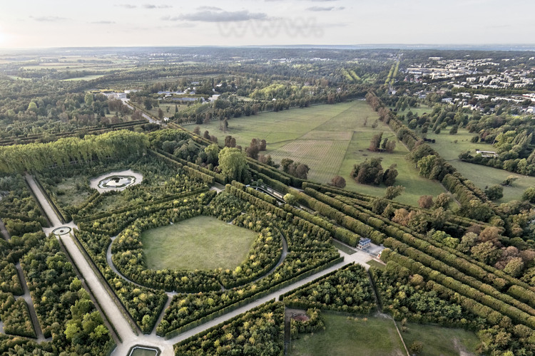 Partie nord des jardins de Versailles. Dans le grand parc de Versailles, conçu et aménagé par André Le Nôtre, règnent toujours l'ordre et la symétrie caractéristiques du 