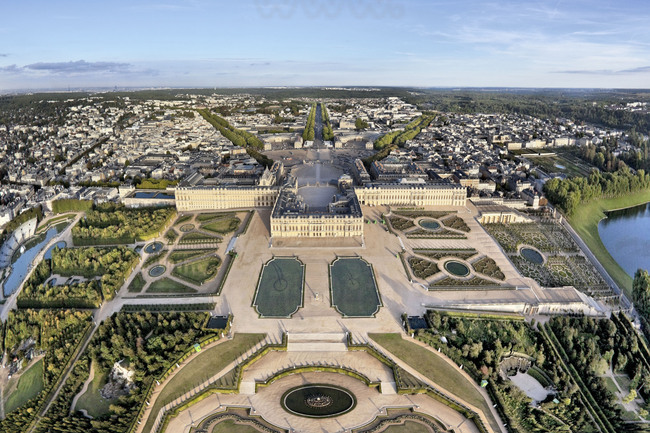 Vue d'ensemble du parc et des jardins proches du château depuis l'ouest. Dans le Grand Parc de Versailles conçu et aménagé par André Le Nôtre, règnent toujours l'ordre et la symétrie caractéristiques du 