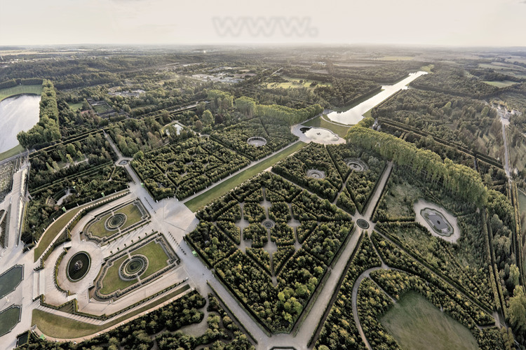 Vue d'ensemble du parc et de la perspective de l'Axe du Soleil depuis le nord est. Dans le parc de Versailles, conçu et aménagé par André Le Nôtre, règnent toujours l'ordre et la symétrie caractéristiques du 