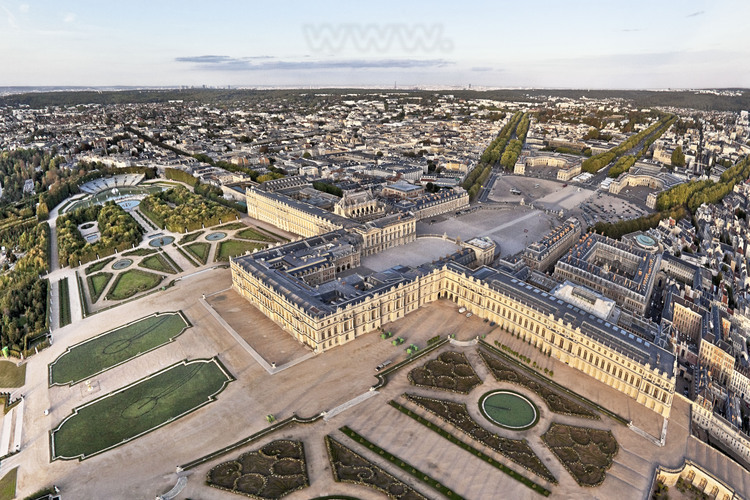 Vue du parc et des jardins proches du château depuis le sud ouest. Dans le Grand Parc de Versailles conçu et aménagé par André Le Nôtre, règnent toujours l'ordre et la symétrie caractéristiques du 