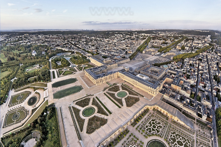 Vue d'ensemble du parc et des jardins proches du château depuis le sud ouest. Dans le Grand Parc de Versailles conçu et aménagé par André Le Nôtre, règnent toujours l'ordre et la symétrie caractéristiques du 