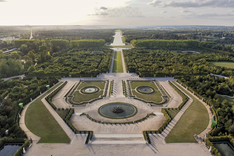 Vue d'ensemble des jardins de Versailles depuis l'est. Dans le Grand Parc de Versailles conçu et aménagé par André Le Nôtre règnent toujours l'ordre et la symétrie caractéristiques du 