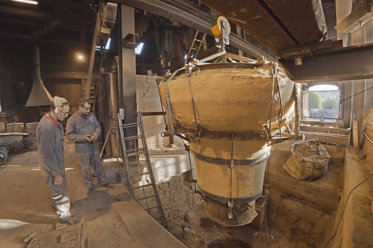 Villedieu les Poëles, fonderie Cornille Havard, France. 9 novembre 2012. Le moule de Gabriel (note La dièse, 4160 kg) est installé dans la fosse Diderot, où le métal sera coulé quelques jours plus tard.