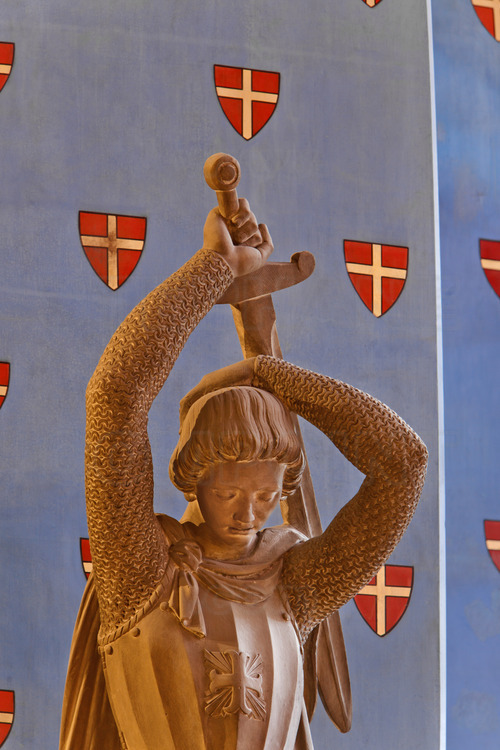 To the right of the central chapel, the chapel of Saint George, now the Chapel of the Holy Sacrament. Here, detail of the statue of Saint George slaying the dragon.