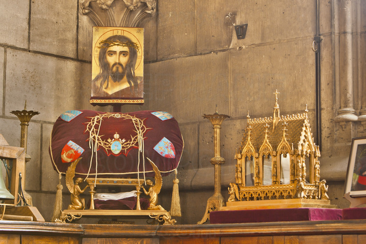 The sacristy, built by Viollet-le-Duc in the nineteenth century. Parts that compose it are inaccessible to the public. Here, the masses sacristy, where the cushion on which stays the rests the Holy Crown of Thorns and the nail of the Passion (see photos 172-174), when the veneration of relics.