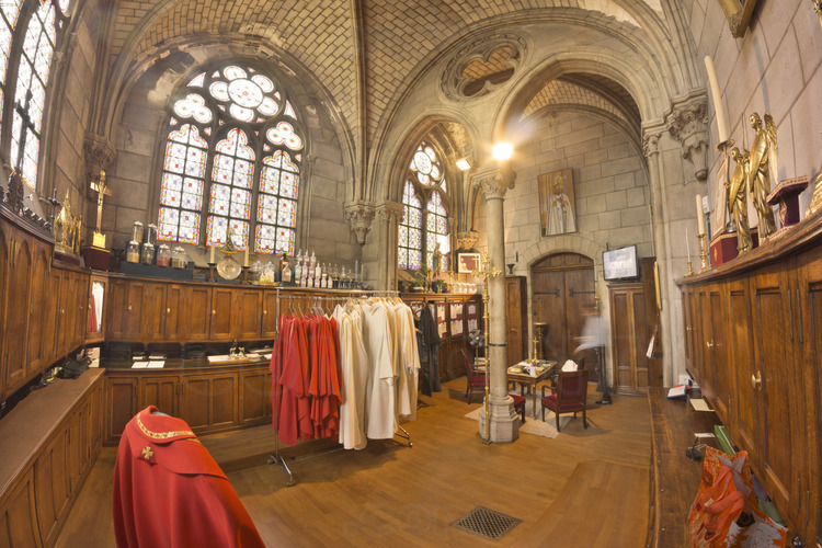 The sacristy, built by Viollet-le-Duc in the nineteenth century. Parts that compose it are inaccessible to the public. Here, the masses sacristy, where the specific incense of Notre Dame is made.
