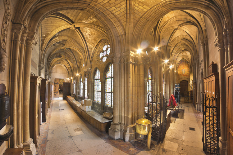 The sacristy was built by Viollet-le-Duc in the nineteenth century. The rooms and corridors that comprise it are inaccessible to the public.