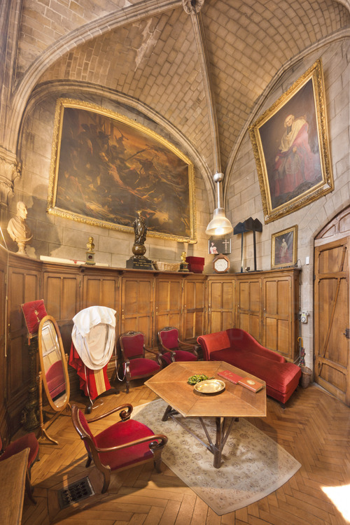 The sacristy, built by Viollet-le-Duc in the nineteenth century. Parts that compose it are inaccessible to the public. Here, the office of the canons, which serves as a sacristy for the Archbishop.