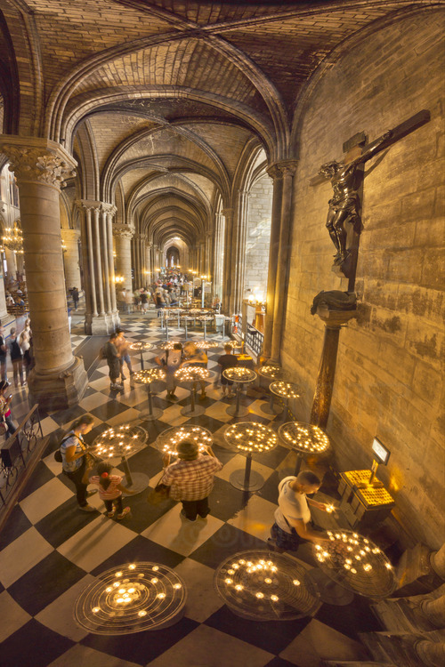 Near the entrance of portal Sainte Anne, in the south ambulatory of the nave, a space dedicated to prayer and donation.