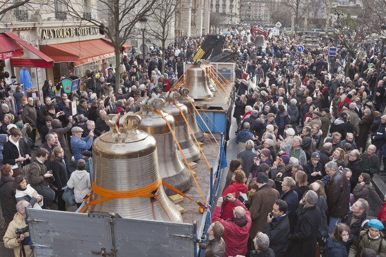 31 janvier 2013 : arrivée des cloches à Paris. Ici sur la rue d'Arcole. En arrière plan, le parvis de Notre Dame.