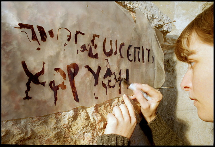 A l'aide d'un calque, l'archéologue Dorothée Kapamadjian  effectue un relevé d'inscriptions en grec antique écrites par une entreprise de pompes funèbres au IIème siècle avant J.C..