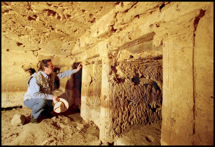 Le directeur des fouilles Jean Yves Empereur étudie une tombe collective du deuxième siècle avant J.C.. la présence de colonnes ioniques sur la façade des loculi nous informe qu'il s'agissait d'une famille de haut rang.