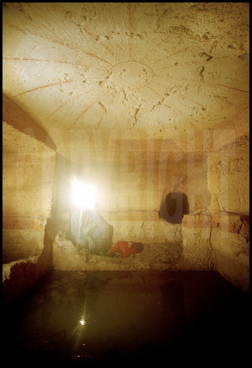 L'archéologue-spéléologue  Thierry Conon, chargé de l'exploration souterraine du site, découvre une nouvelle tombe collective de l'époque ptolémaïque. Celle-ci est ornée de dessins de couleurs rouge imitant une voute construite.