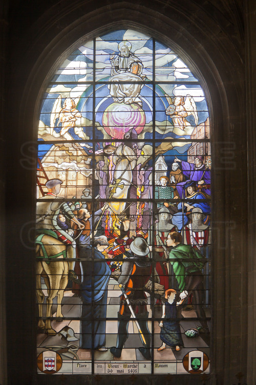 Compiègne, où Jeanne d'Arc fut capturée par les Bourguignons le 23 mai 1430. Église Saint Antoine : A l'intérieur, une série de vitraux sur les épisodes majeurs de la vie de Jeanne d'Arc. 8/ Jeanne d'Arc brulée sur la place du vieux marché de Rouen.
