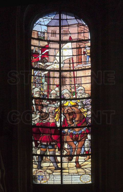 Compiègne, où Jeanne d'Arc fut capturée par les Bourguignons le 23 mai 1430. Église Saint Antoine : A l'intérieur, une série de vitraux sur les épisodes majeurs de la vie de Jeanne d'Arc. 6/ Arrivée de Jeanne d'Arc dans la ville de Compiègne la veille de sa capture.