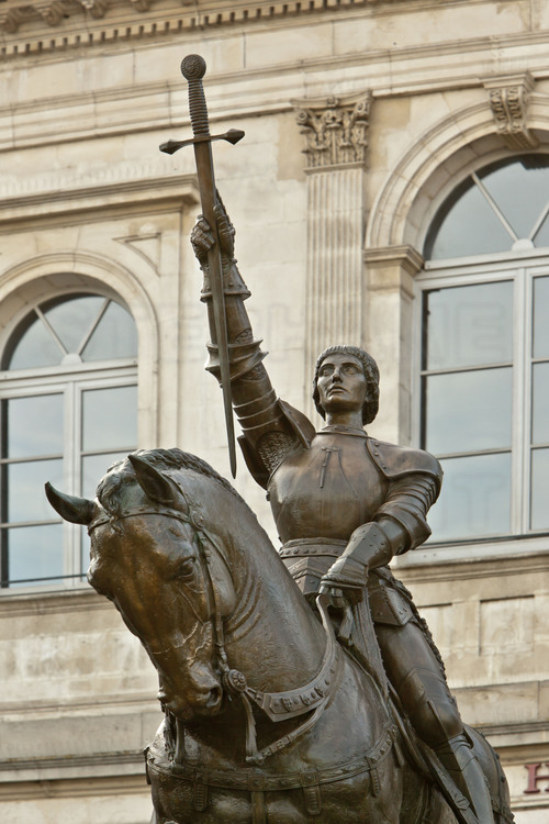 Vaucouleurs, d'où Jeanne d'Arc part le 22 février 1429 pour se rendre à Chinon : Face à l'Hôtel de Ville, statue équestre de Jeanne d'Arc qui fut érigée à Alger en 1951 puis fut confiée ensuite à la ville de Vaucouleurs lors de l’indépendance de l'Algérie en 1962.