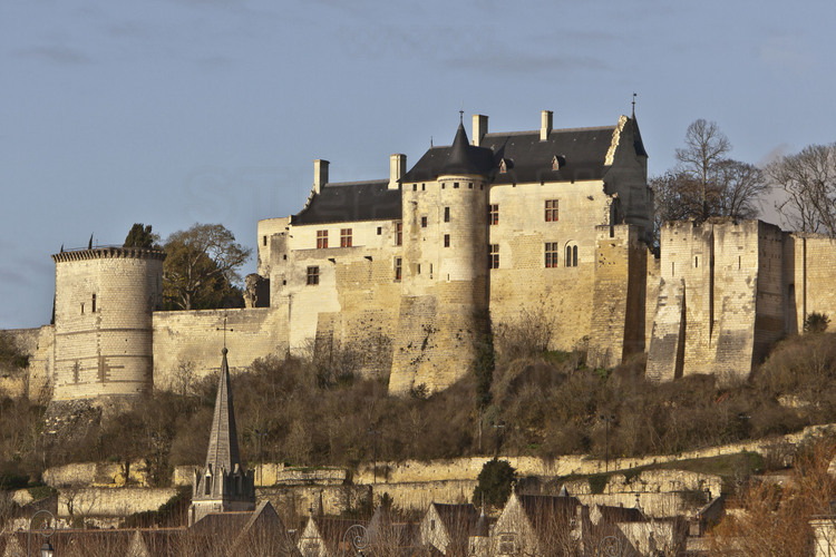 Chinon : Vue du Château Royal, où Jeanne d'Arc rencontra le dauphin (futur Charles VII) la première fois le 7 mars 1429, pour le convaincre de lever une armée pour aller battre les anglais. Au premier plan, la ville actuelle de Chinon et la Vienne.
